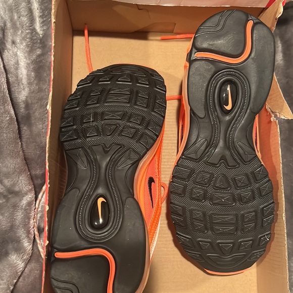 Nike Orange 🍊 Airmax - Picture 2 of 3